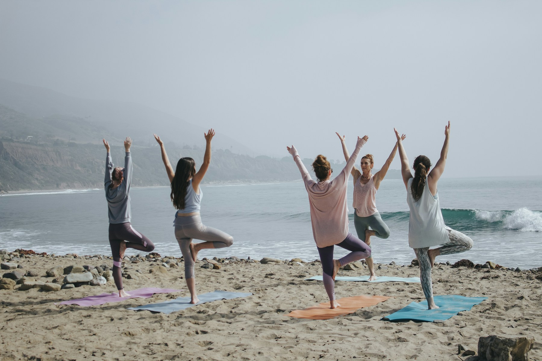 Groupe pratiquant des étirements sur une plage
