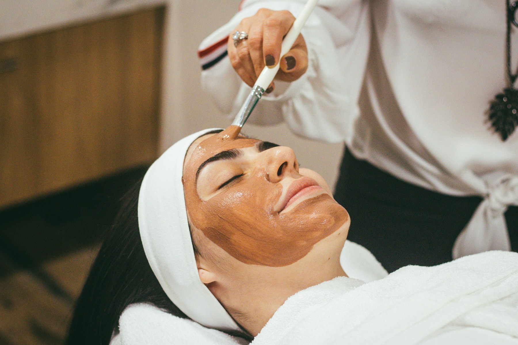 Soin de détente du visage dans une pièce de soin